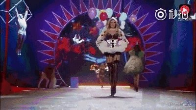 #维密大秀#有哪些维密天使曾经在维密T台上跌倒过？