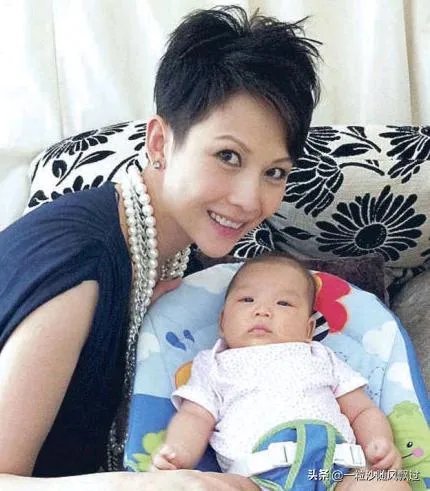 蔡少芬挺孕肚跟张晋回老家，为何46岁高龄拼生三胎？