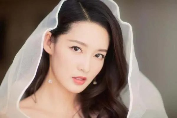 王大陆回应抱李沁的动作，你如何评价他的回应？