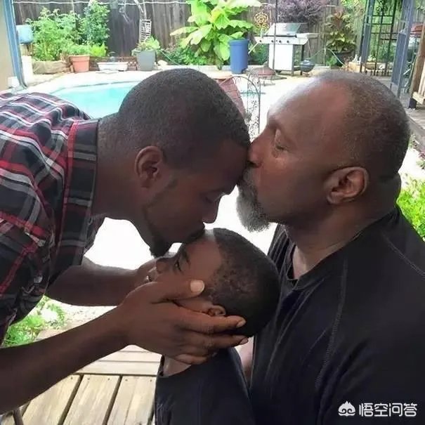 最近朋友圈很火的全家福是用什么软件做出来的？