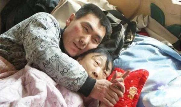 当年声称自己不后悔，娶了60岁整容老太的25岁小伙子，现在怎样了？