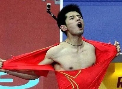 张继科曾两次掉井盖,致使他掉井盖的原因是什么?