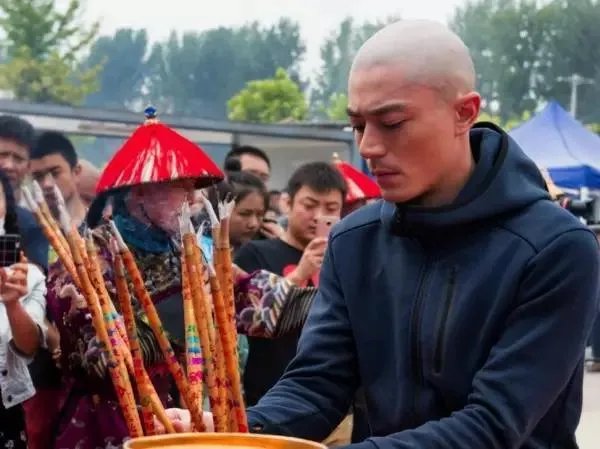 国内外有哪些明星秃头了依然很帅的？