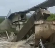 内蒙古一铁路桥被洪水冲毁，现场有无人员因此受伤？