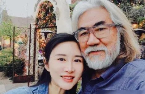 杜星霖被张纪中霸气搂怀，相差31岁被宠公主，她真的幸福吗？