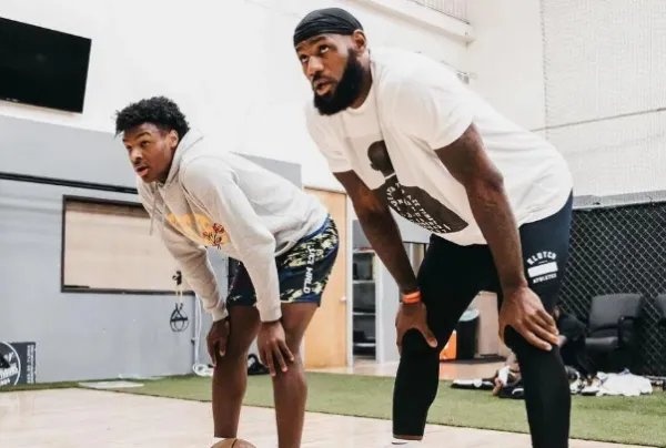 詹姆斯儿子接受手术，半月板撕裂赛季报销，“父子篮球”悬了吗？