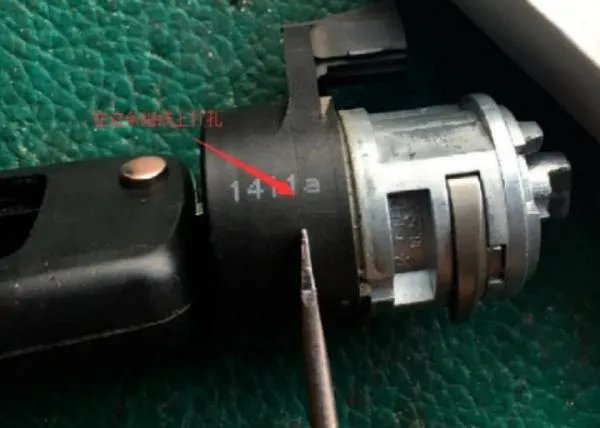 本田飞度三厢点火锁芯怎么换啊？钥匙拧不动了？怎么拆解锁芯想修一下！