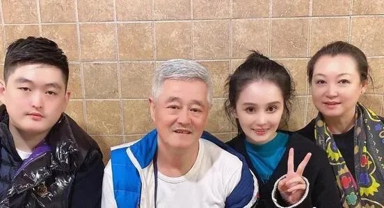 赵本山一家坐炕头直播吃饭,赵本山那么有钱,为何伙食有点差?