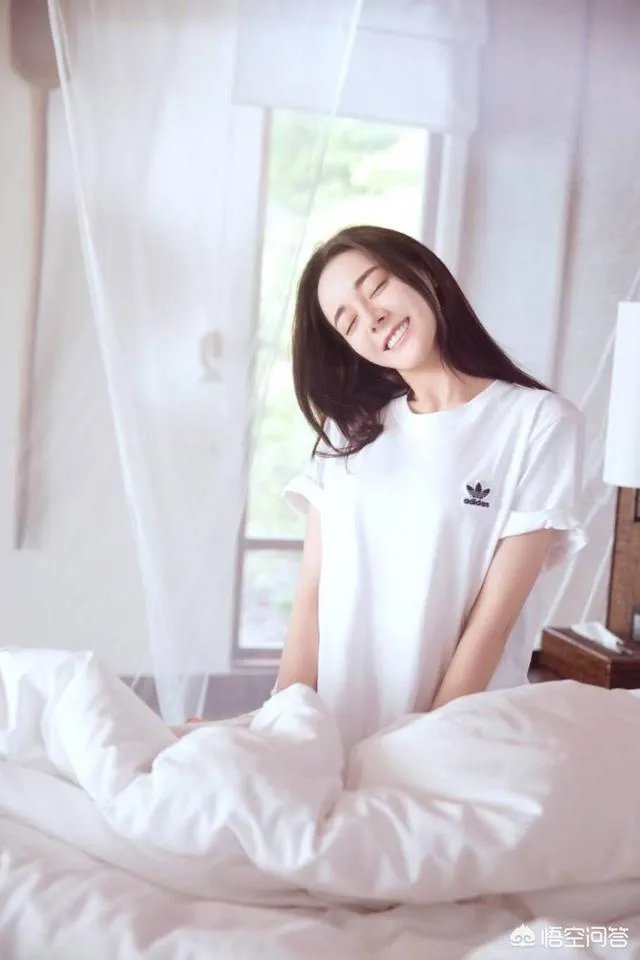 如何评价迪丽热巴?网上公布的迪丽热巴的年龄是不是真的呢?