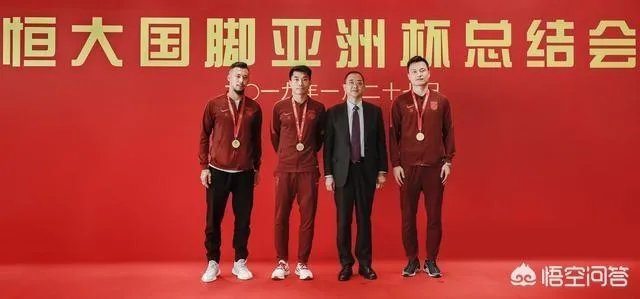 冯潇霆被恒大下放至预备队后，众多体坛大佬纷纷为其鸣不平，这种抱团方式你怎么看？