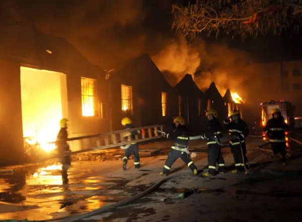 昆明呈贡一仓库起火了,导致其起火的原因是什么?