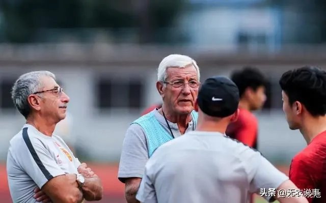 现在你在看中国足球队和关岛的比赛吗?什么感受?