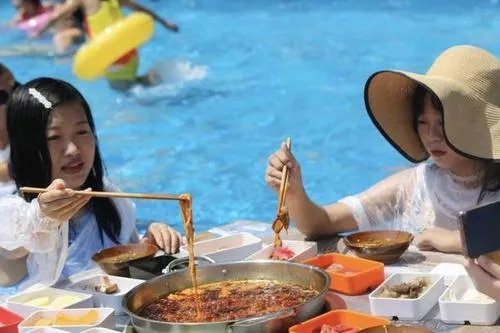 重庆游客坐冰桶里吃火锅是怎么回事？