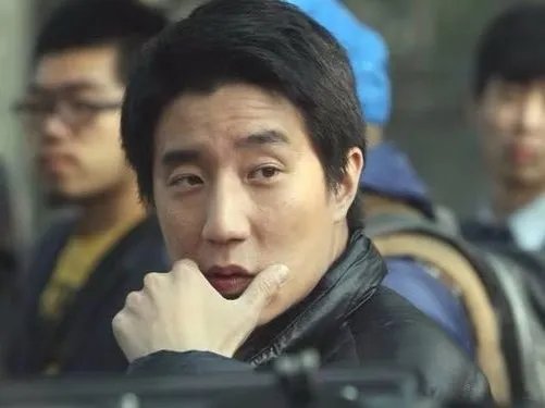 房祖名美国被扣车，为何一句“我爸是成龙”就被立即释放？