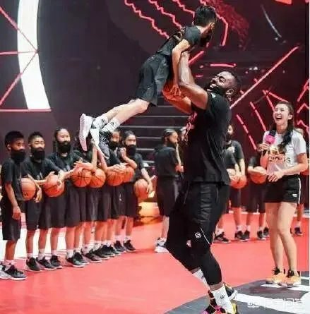 哈登与小朋友比三分惨负。网友盛赞哈登人品好,主动让球,还给小朋友送鞋。如何评价?