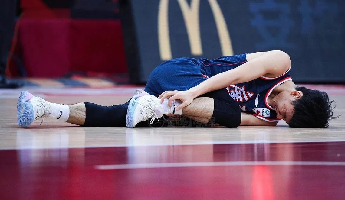 郭艾伦脑震荡无法出战，男篮为何会有这么多球员受伤？