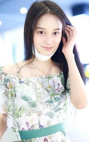 “艺考状元”夏梦穿花裙摇曳清纯可人,你觉得好看吗?