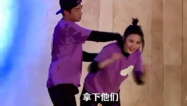 唐艺昕到底夸了郑恺什么?引发两队粉丝再次开撕,非要她道歉?