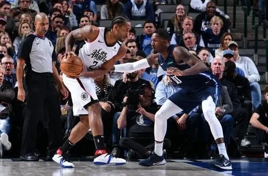 莱昂纳德36+11率队险胜独行侠，评论区清一色盛赞小卡为“关键卡”。发生了什么？