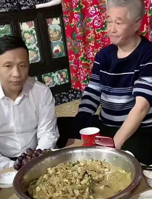 赵本山一家坐炕头直播吃饭,赵本山那么有钱,为何伙食有点差?