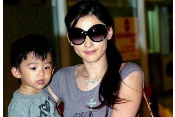 张柏芝第三个儿子的父亲是谁