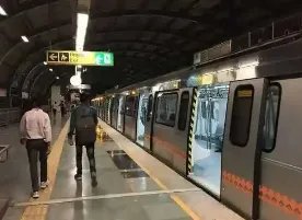 武汉地铁车厢里，黑衣男子突然抱起女孩往外跑！他们之间是什么关系？