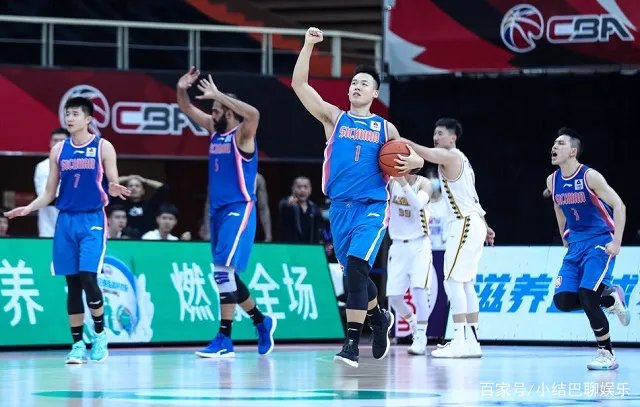 广厦男篮三分绝杀被犯规，李春江为何大闹技术台？