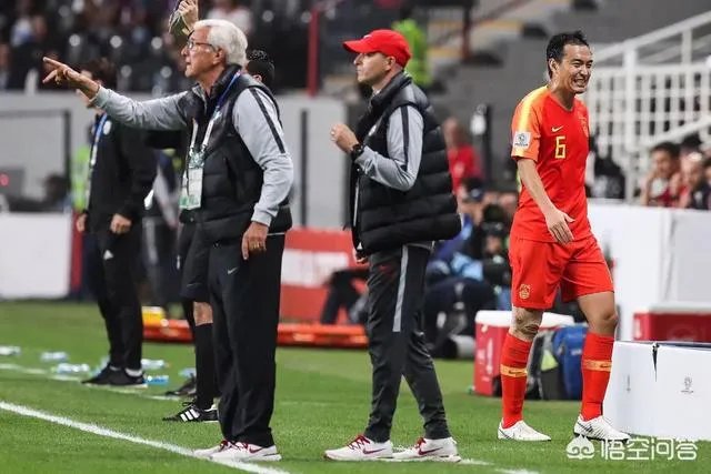 冯潇霆被恒大下放至预备队后，众多体坛大佬纷纷为其鸣不平，这种抱团方式你怎么看？