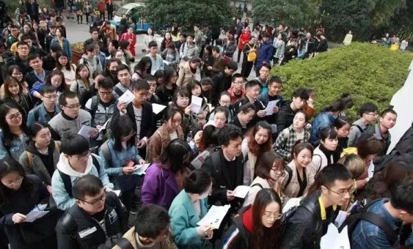 国考热门职位竞争近6000比1，国考热为什么一直居高不下呢？