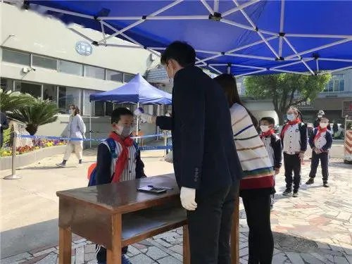 浙江一高校现疫情，3千余名师生转移，疫情为何总会出现在学校？