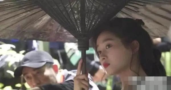 关晓彤微博晒抱猫咪合影自拍,你是否觉得她已经从国民女儿的定位中走出?