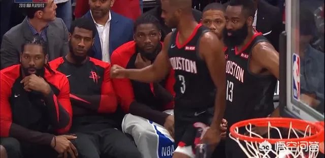 火箭和爵士季后赛G4赛后，哈登怒视球场，保罗则鼓励板凳席上的球员，你怎么看？