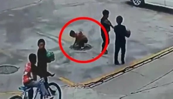 熊孩子井盖内扔鞭炮被炸飞，井盖管理者该不该赔偿？