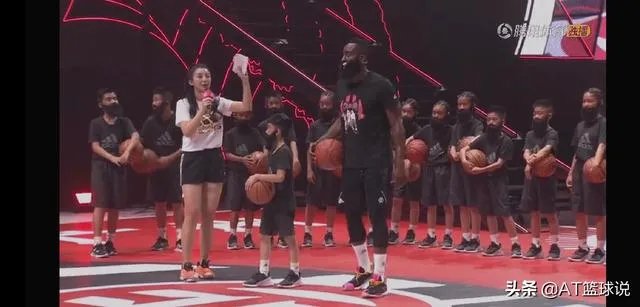 哈登与小朋友比三分惨负。网友盛赞哈登人品好，主动让球，还给小朋友送鞋。如何评价？