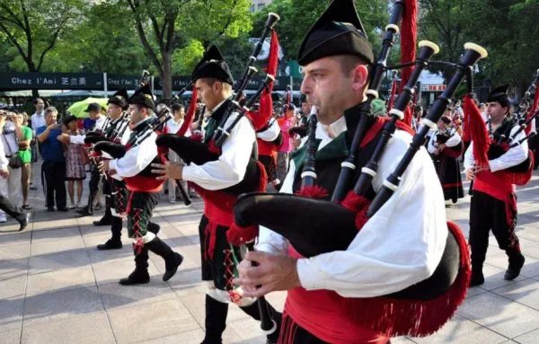 风笛分几种？爱尔兰肘风笛跟苏格兰高地风笛吗？ 应该还有其他的吧？