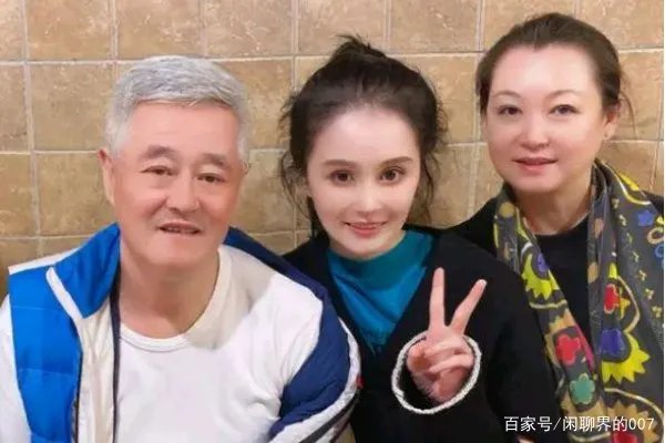 赵本山一家坐炕头直播吃饭,赵本山那么有钱,为何伙食有点差?