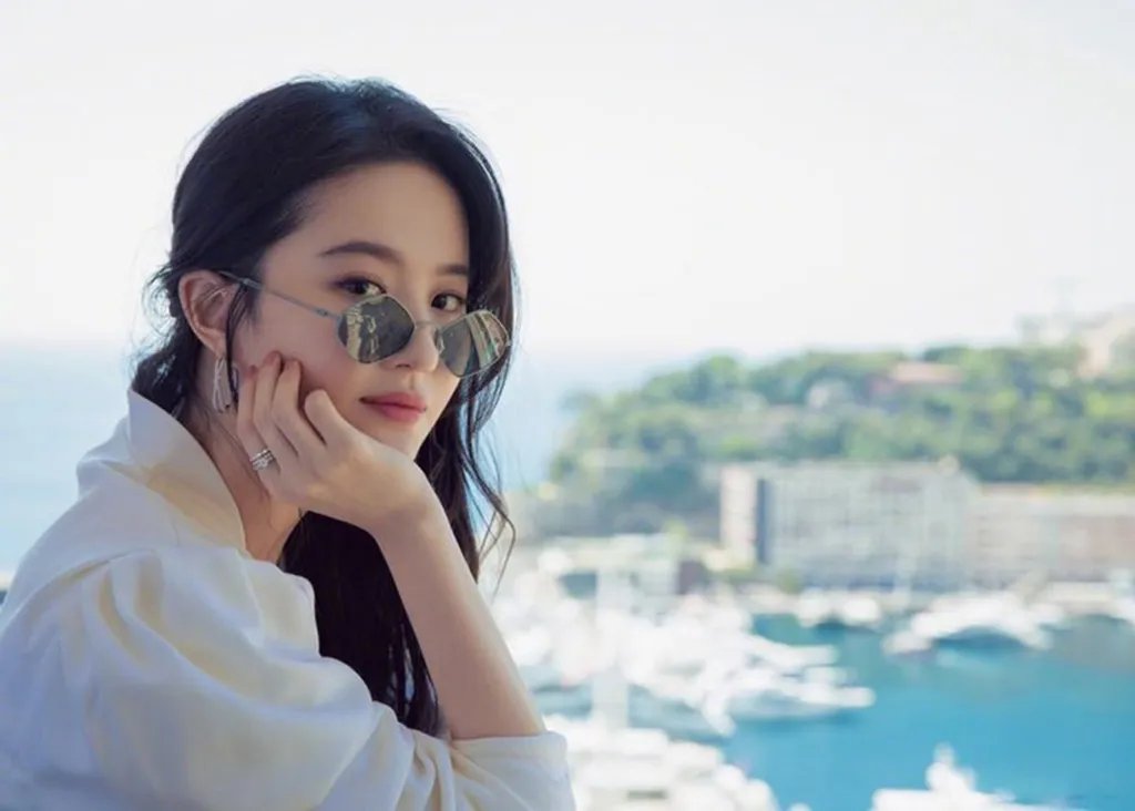 刘亦菲穿情侣鞋疑似恋情曝光,这次她的对象是谁?