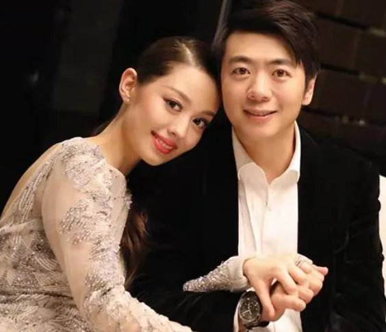 吉娜不顾镜头的存在躺入郎朗怀里,她的哪些举动让我们很吃惊?