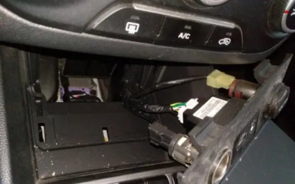 汽车中央扶手卡扣我位置环了怎么修复