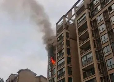 桂林一小区发生火灾，民房起火该如何自救？