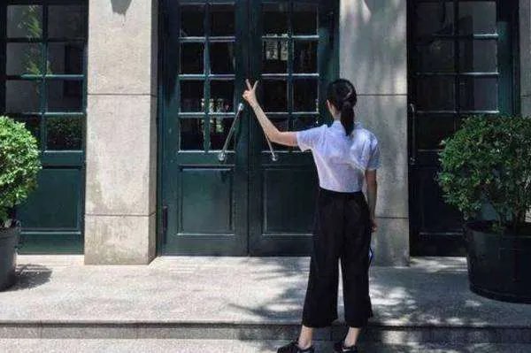 在Papi酱很火的时候罗振宇却选择撤资，其中到底有什么隐秘？