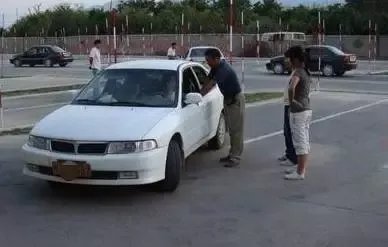 女子开车上路不慎撞死过路老人为什么判他人担责？