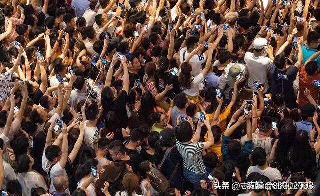 刘德华是华人的骄傲,更是艺人里的楷模。谁近距离见到过刘德华,说说有什么样的感受?