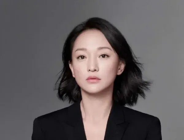 周迅和绯闻男友聚餐被拍，素颜出镜穿着随意，她的状态如何？