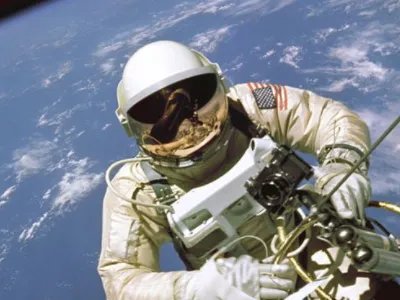 神舟十三号航天员第二次出舱，这次出舱人员安排上有何考虑？