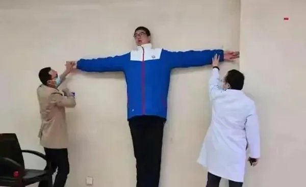 四川14岁男孩高221厘米，是与他的饮食有关还是基因决定的？