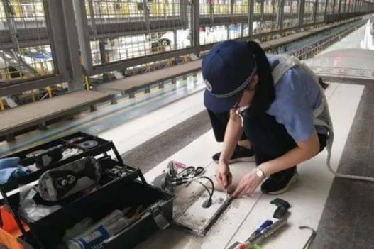 广西女生在动车上维护修理，她的主要工作是什么？