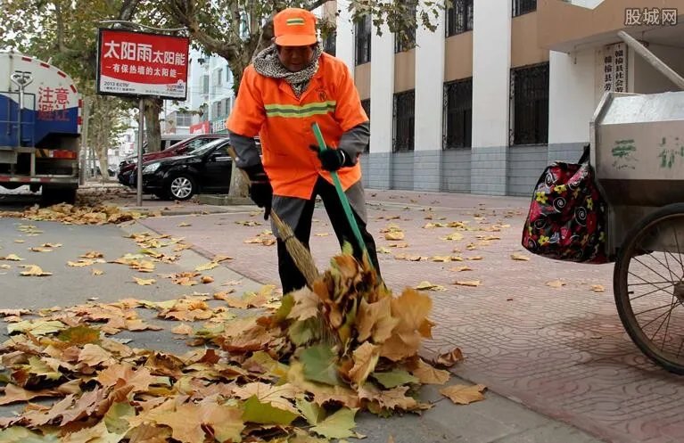 1个烟头扣环卫7元? 官方称已督促涉事公司马上整改