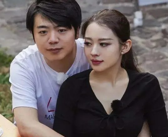 吉娜不顾镜头的存在躺入郎朗怀里,她的哪些举动让我们很吃惊?