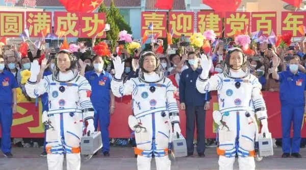 三位宇航员什么时候回来